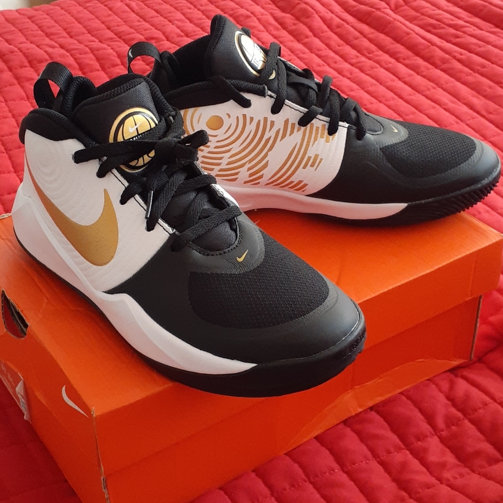 NWT Nike Team Hustle D sneakers!